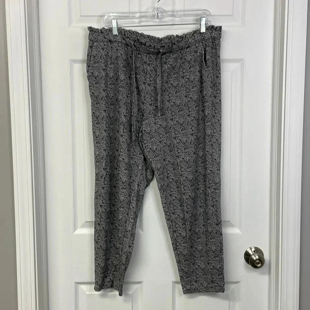 Torrid Black and White Design Paperbag Waist Pants Size 1X Womens Plus